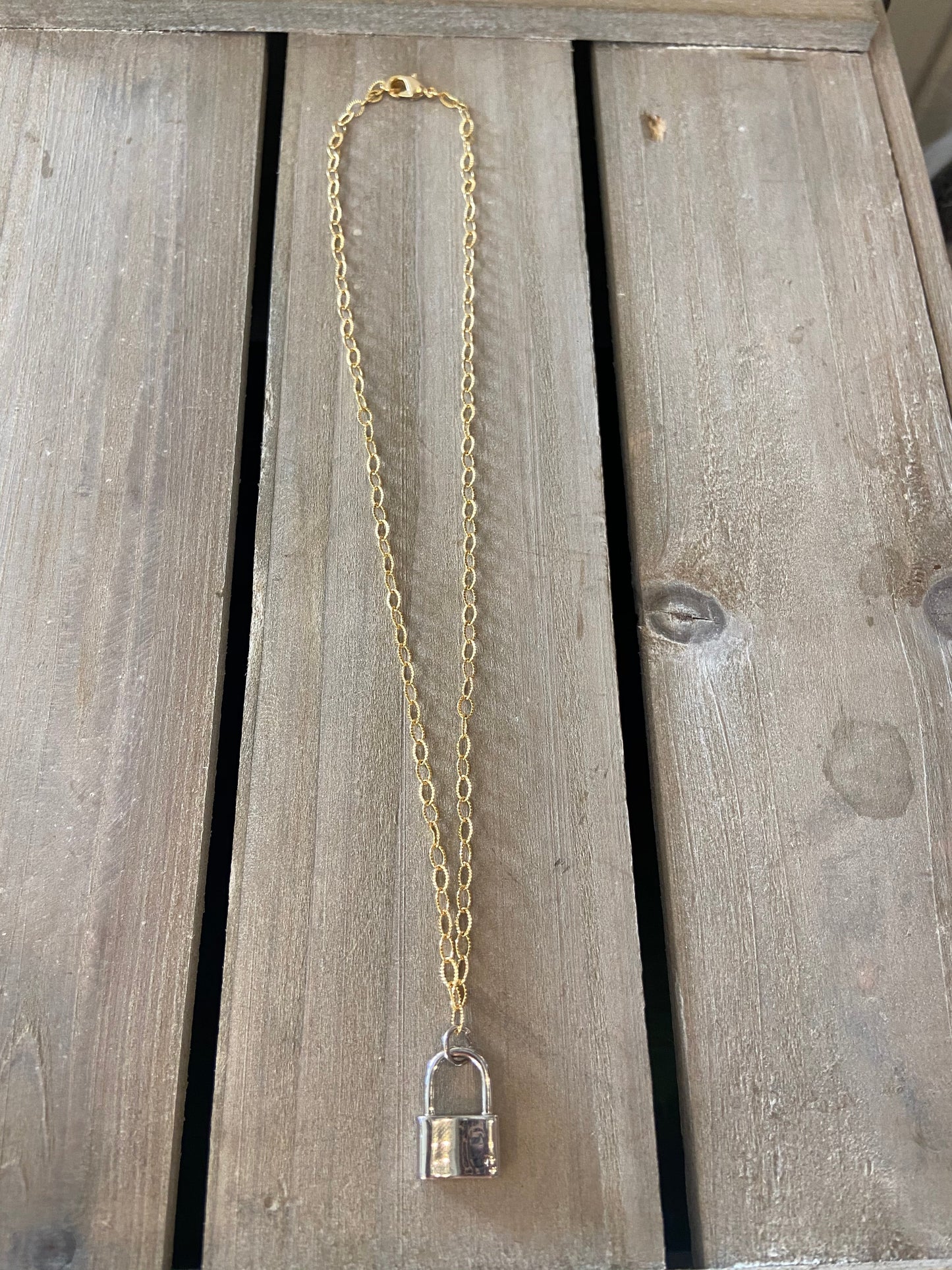 16" Gold Oval Chain w Lock
